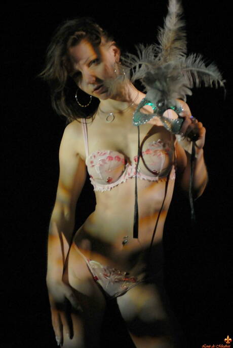 Louis De Mirabert offers a free pic gallery with Softeyes unveiling amazing shape