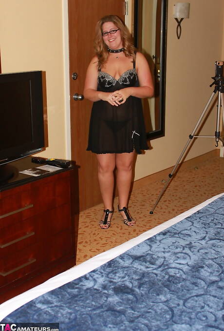 TAC Amateurs are proud to present you with a xxx photos featuring Gangbang Momma in hardcore 3some action